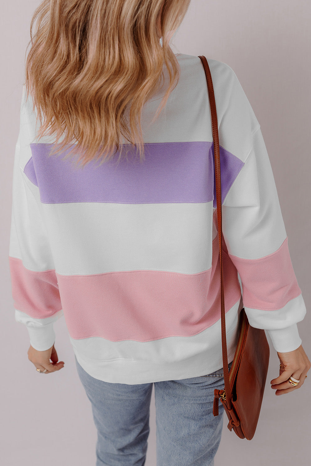 Sudadera beige con cuello redondo y hombros que caen en bloque de color de retazos