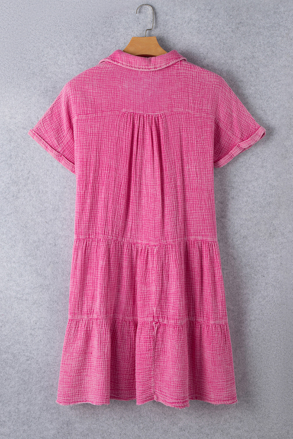 Robe à volants froissée rose fraise, délavé minéral, col fendu, ourlet brut