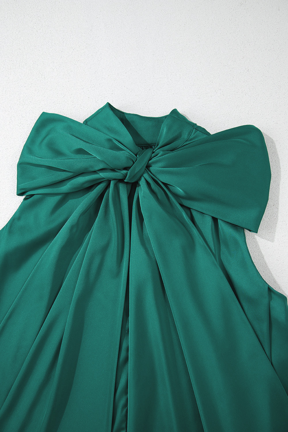 Evergreen - Mini-robe droite sans manches en satin avec nœud papillon-A WOMAN WE LOVE