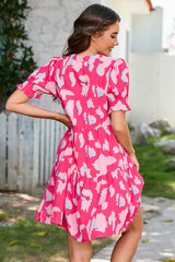 Robe ample à plusieurs niveaux à manches courtes bouffantes et imprimé abstrait rose
