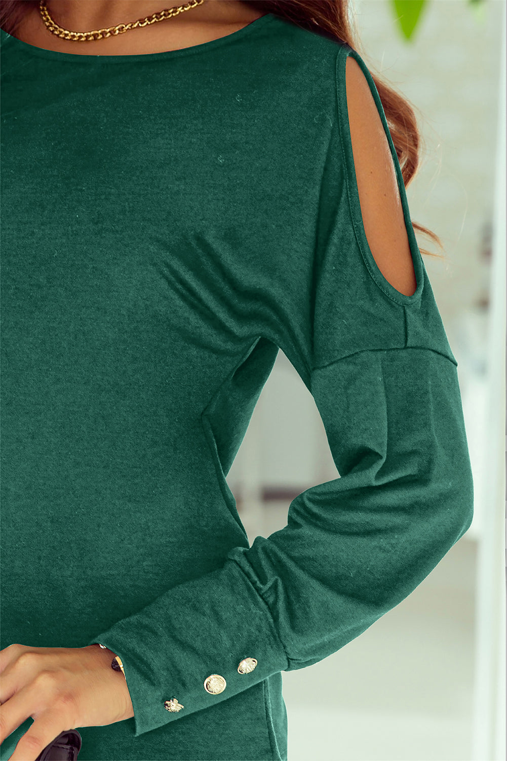 Haut asymétrique vert boutonné à manches longues et découpes