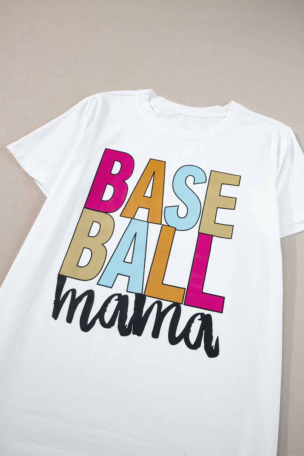 Weiße Baseball Mama Multi Color Graphic Tee