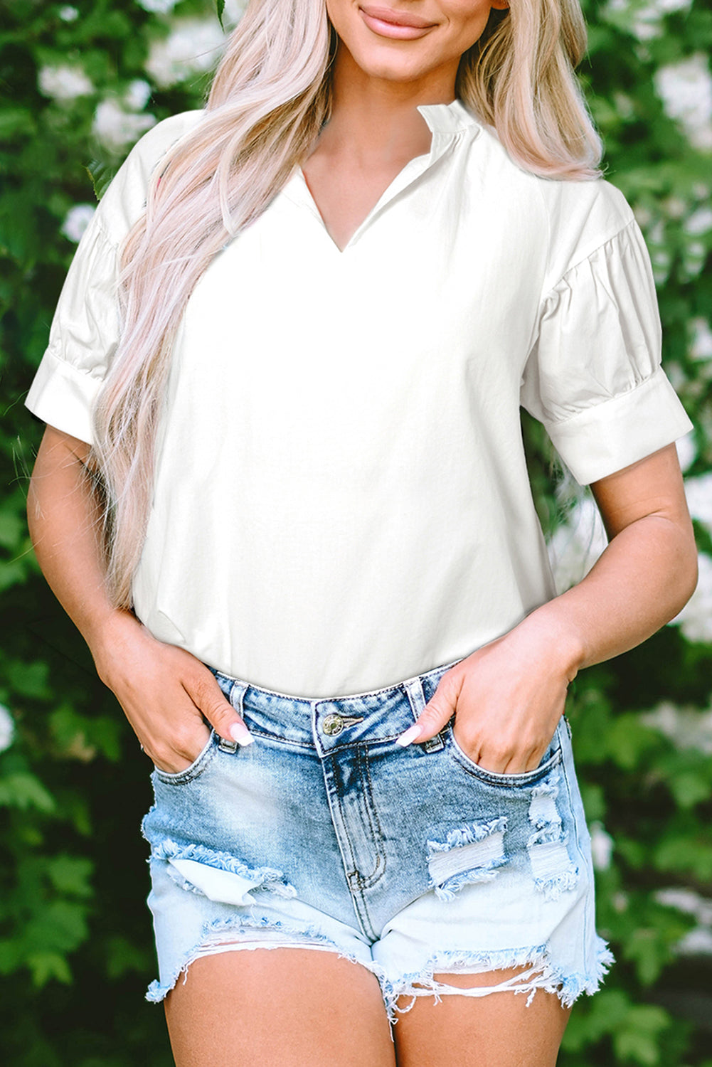 Chemisier blanc à col en V et manches bulles froncées de couleur unie-A WOMAN WE LOVE