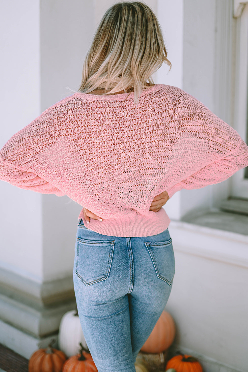 Haut rose à manches longues et col rond en tricot avec œillets