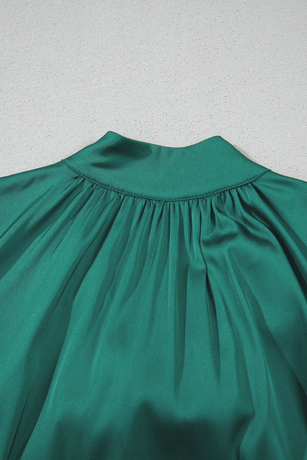 Evergreen - Mini-robe droite sans manches en satin avec nœud papillon-A WOMAN WE LOVE