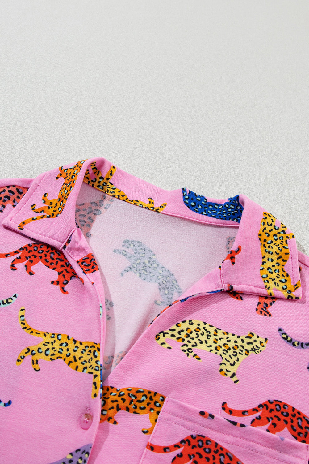 Ensemble pyjama chemise et pantalon rose à imprimé guépard-A WOMAN WE LOVE