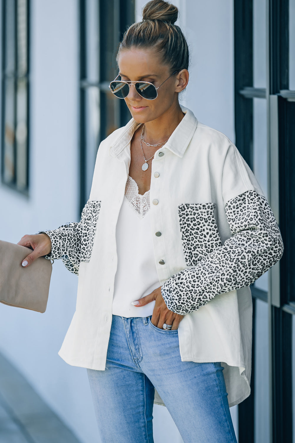 Veste en jean léopard à contraste blanc