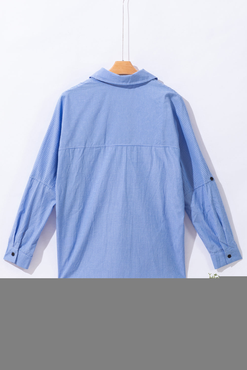 Chemise longue à poches et manches retroussées à rayures bleu ciel