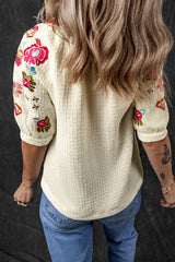 Blouse texturée à manches bouffantes Ricrac brodée de fleurs beige-A WOMAN WE LOVE