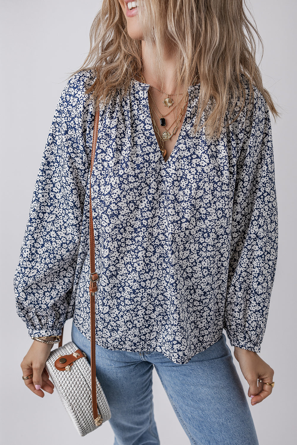 Chemisier bleu à imprimé floral et col en V cranté *-A WOMAN WE LOVE