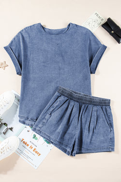 Ensemble short et t-shirt élastique en denim bleu clair à manches retroussées