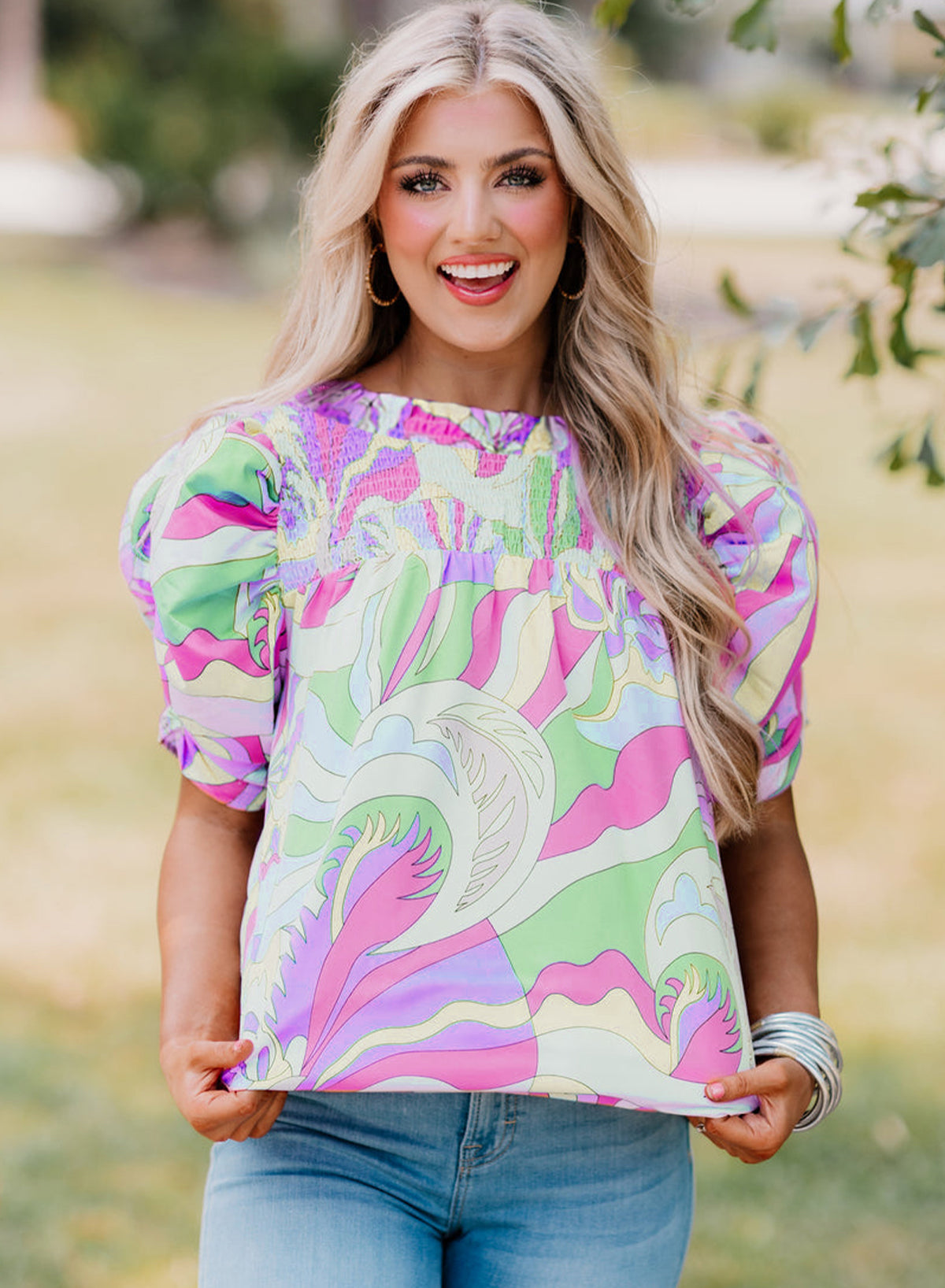 Chemisier vert à imprimé abstrait et manches bulles, détail smocké-A WOMAN WE LOVE