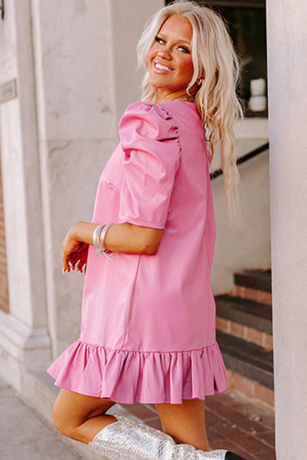 Mini-robe rose plissée à manches courtes et col en V avec ourlet à volants