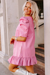 Mini-robe rose plissée à manches courtes et col en V avec ourlet à volants