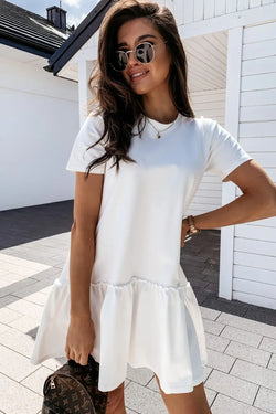 Vestido blanco y relajado con mangas cortas y dobladillo Epishade con volantes