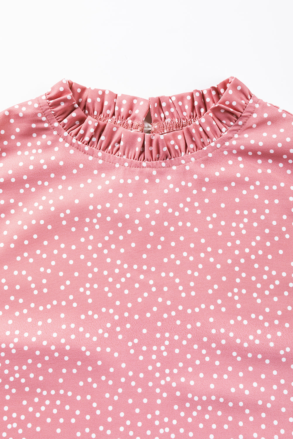 Blouse rose à pois et volants à manches flottantes et col à volants-A WOMAN WE LOVE