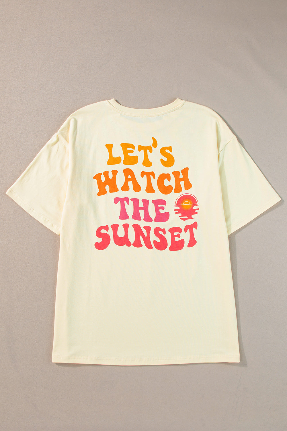 Gelbe Creme Rücken lassen wir uns den Sonnenuntergang mit halben Ärmel -T -Shirt beobachten