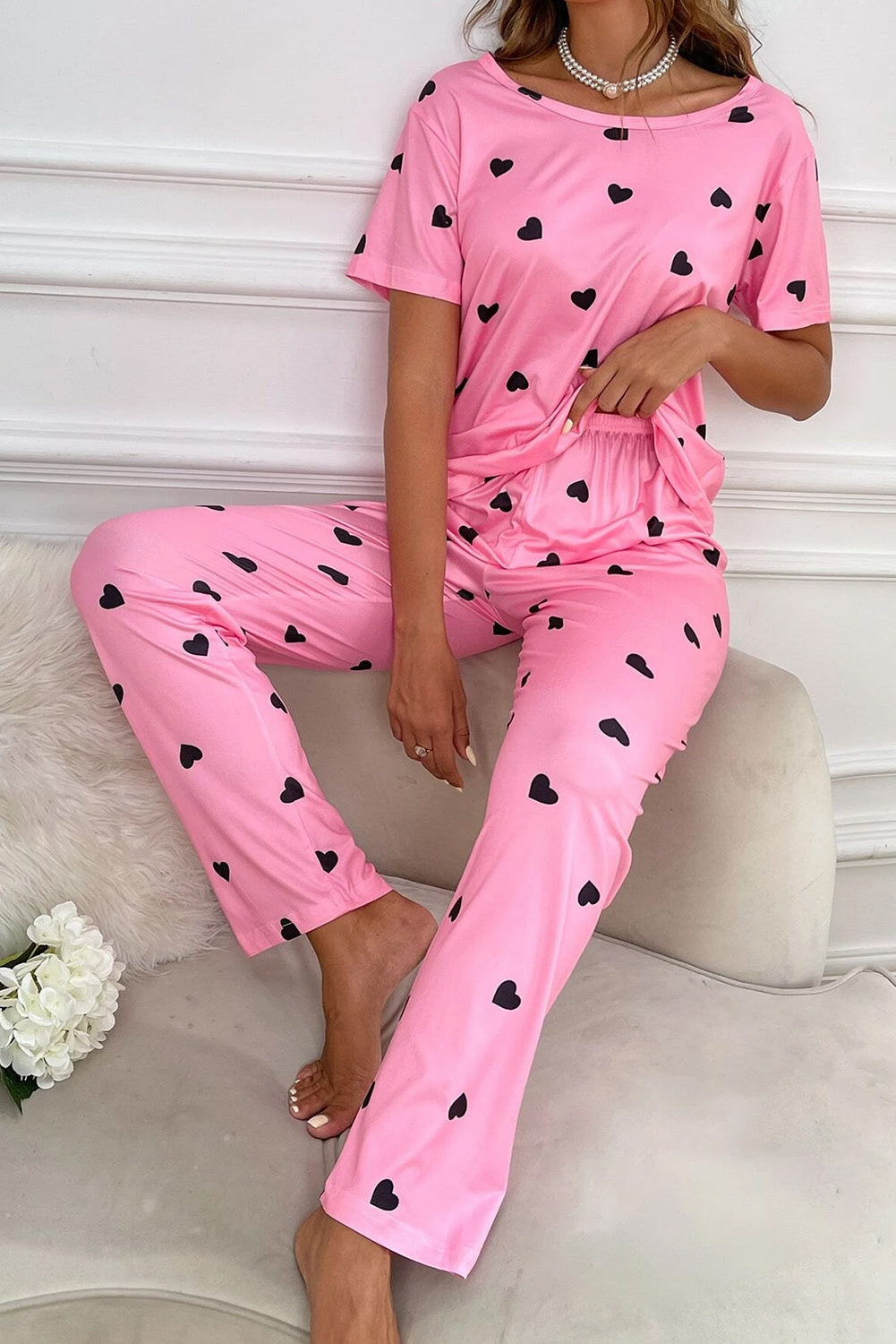 Ensemble de détente rose avec t-shirt et pantalon à imprimé cœur pour la Saint-Valentin-A WOMAN WE LOVE