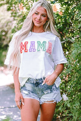 Camiseta blanca con cuello redondo y parches de oruga de mamá