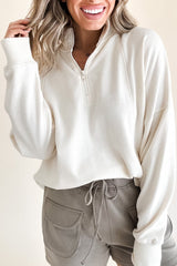 Sudadera blanca con cuello con cremallera y hombros caídos
