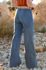 Jean bleu à jambe large avec poches