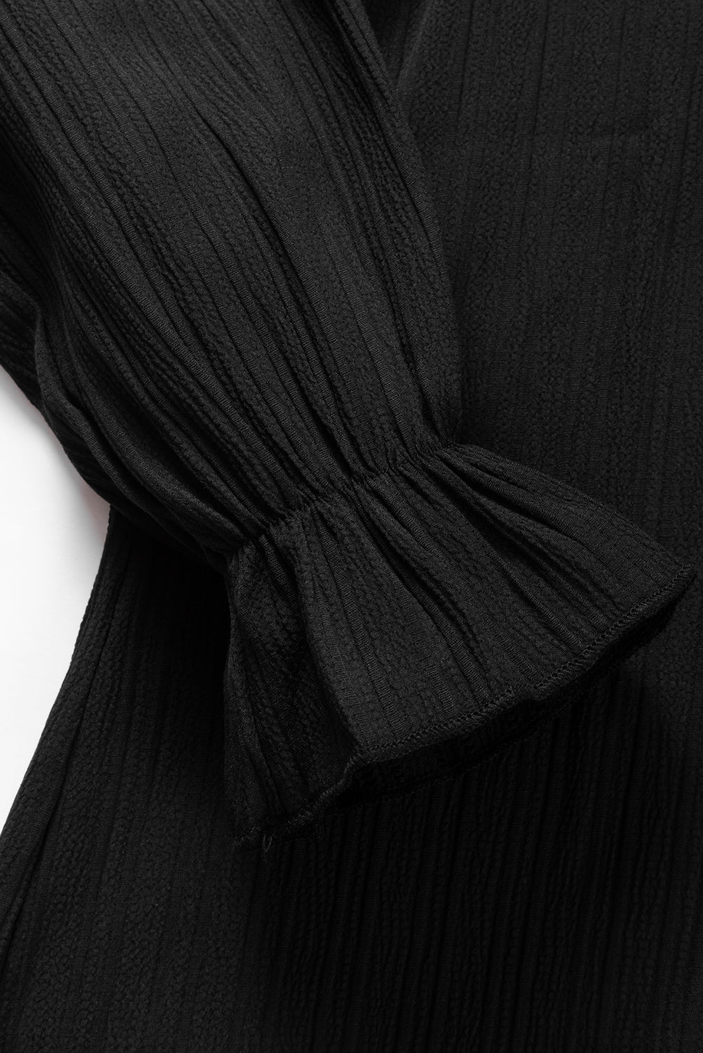 Chemisier noir à volants et col montant, manches bulles ondulées-A WOMAN WE LOVE