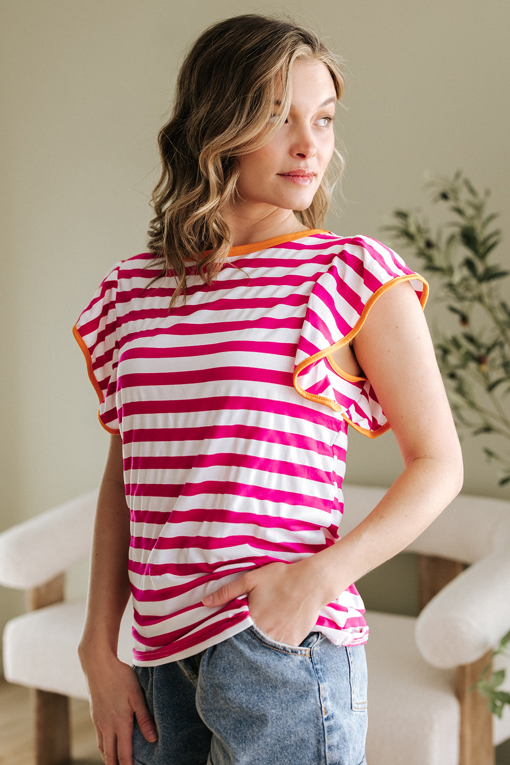 Blouse à col ras du cou rayée rose rouge à manches volantées