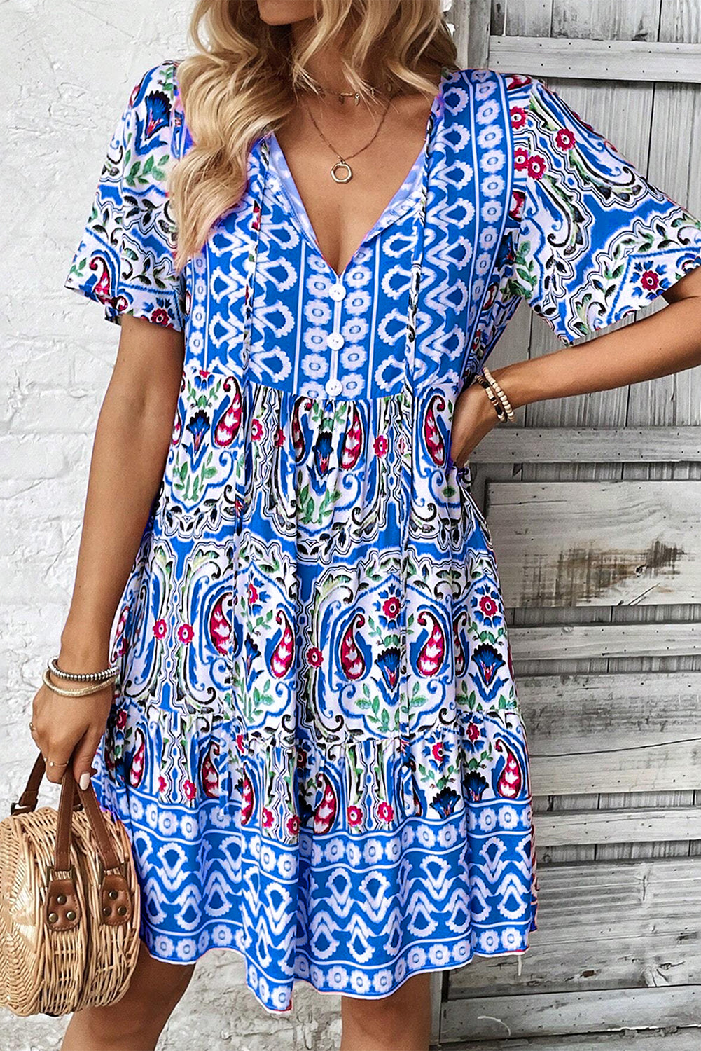 Robe courte bleu ciel à imprimé bohème, col noué, ourlet à volants