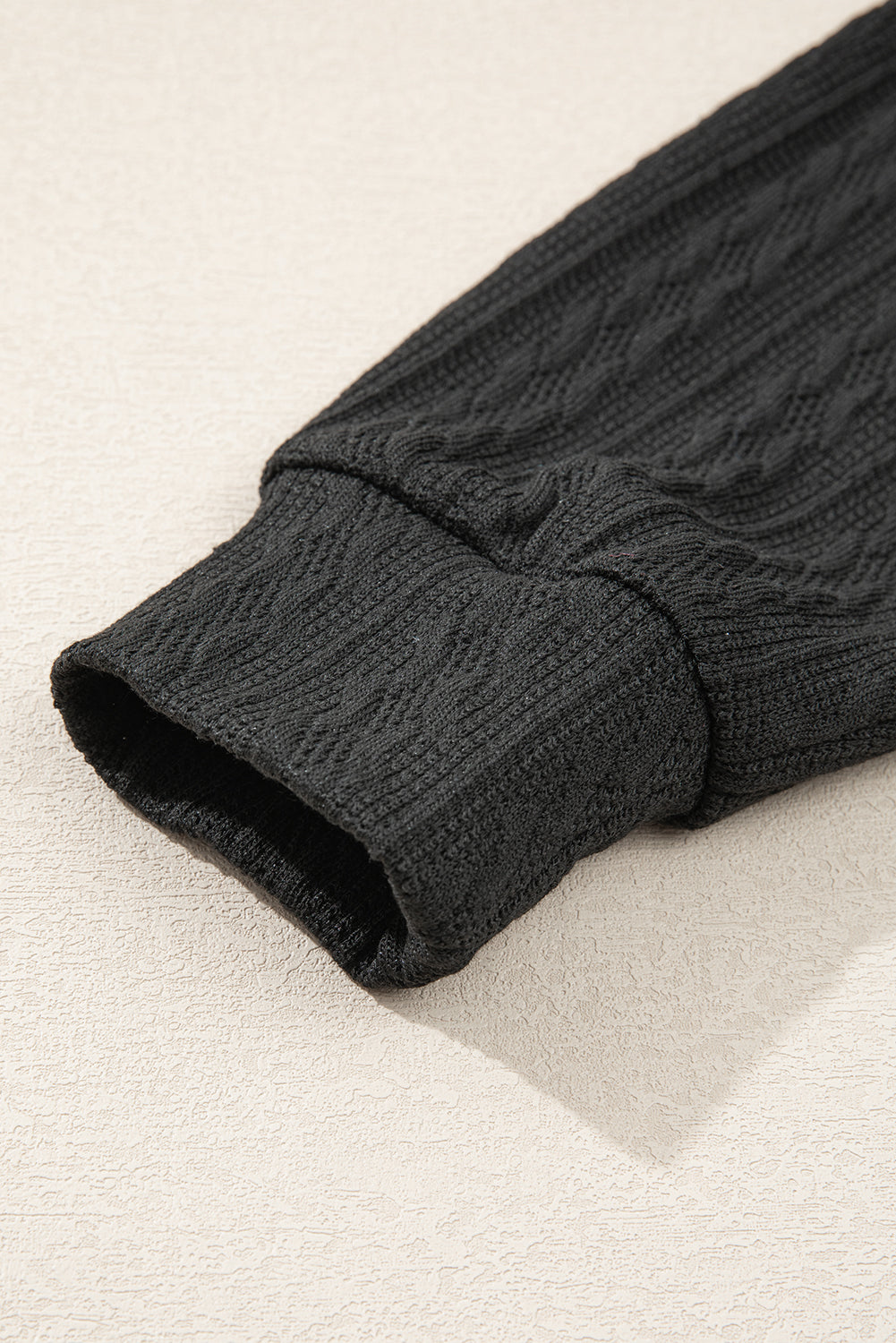 Cardigan noir ouvert sur le devant avec poches latérales en tricot texturé