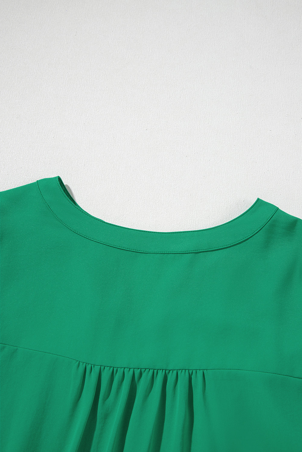 Chemisier élégant brodé à fleurs contrastées à manches 3/4 et col en V cranté vert-A WOMAN WE LOVE