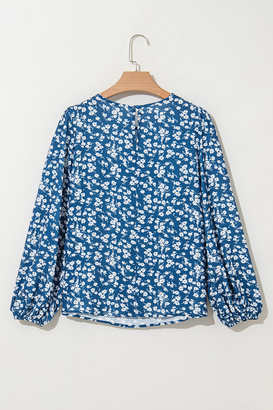 Blusa azul con pequeñas flores y mangas de linterna