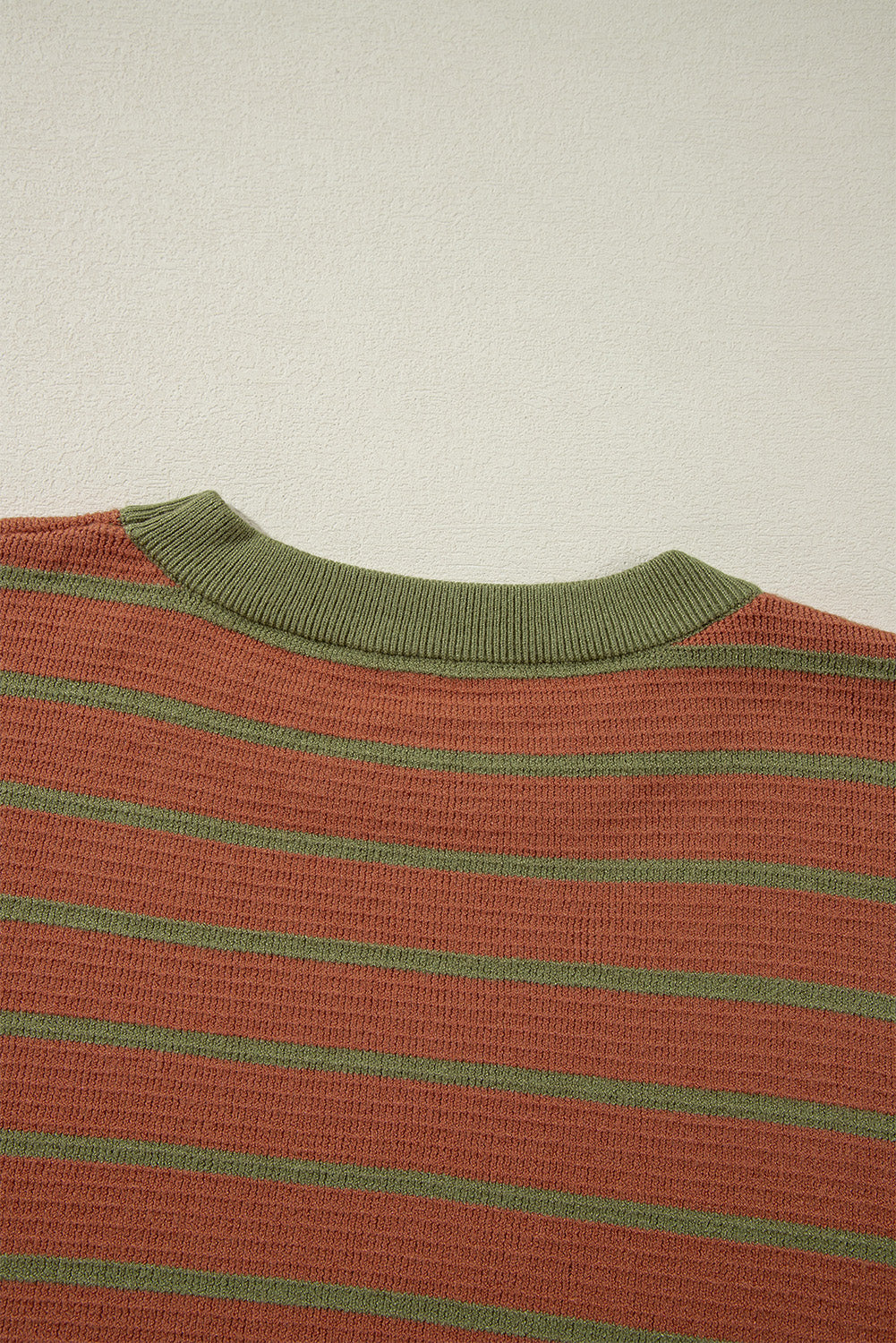 Pull ample marron à rayures et col rond *