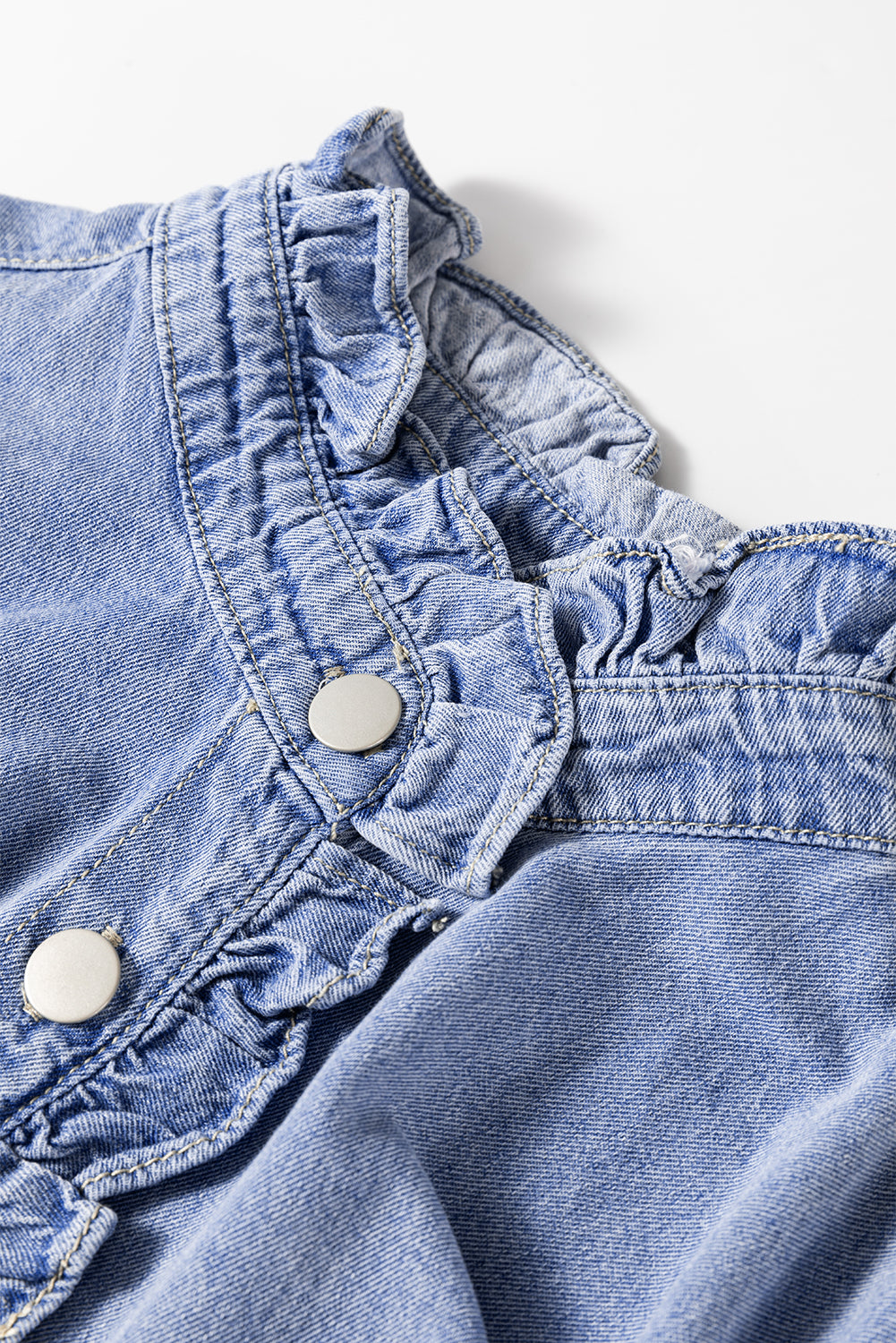 Chemise en jean boutonnée à manches longues et à volants Beau Blue-A WOMAN WE LOVE