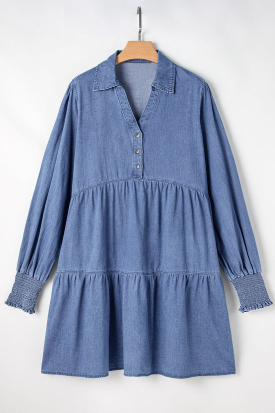 Mini-robe en denim boutonnée à plusieurs niveaux et manchettes smockées bleu crépuscule