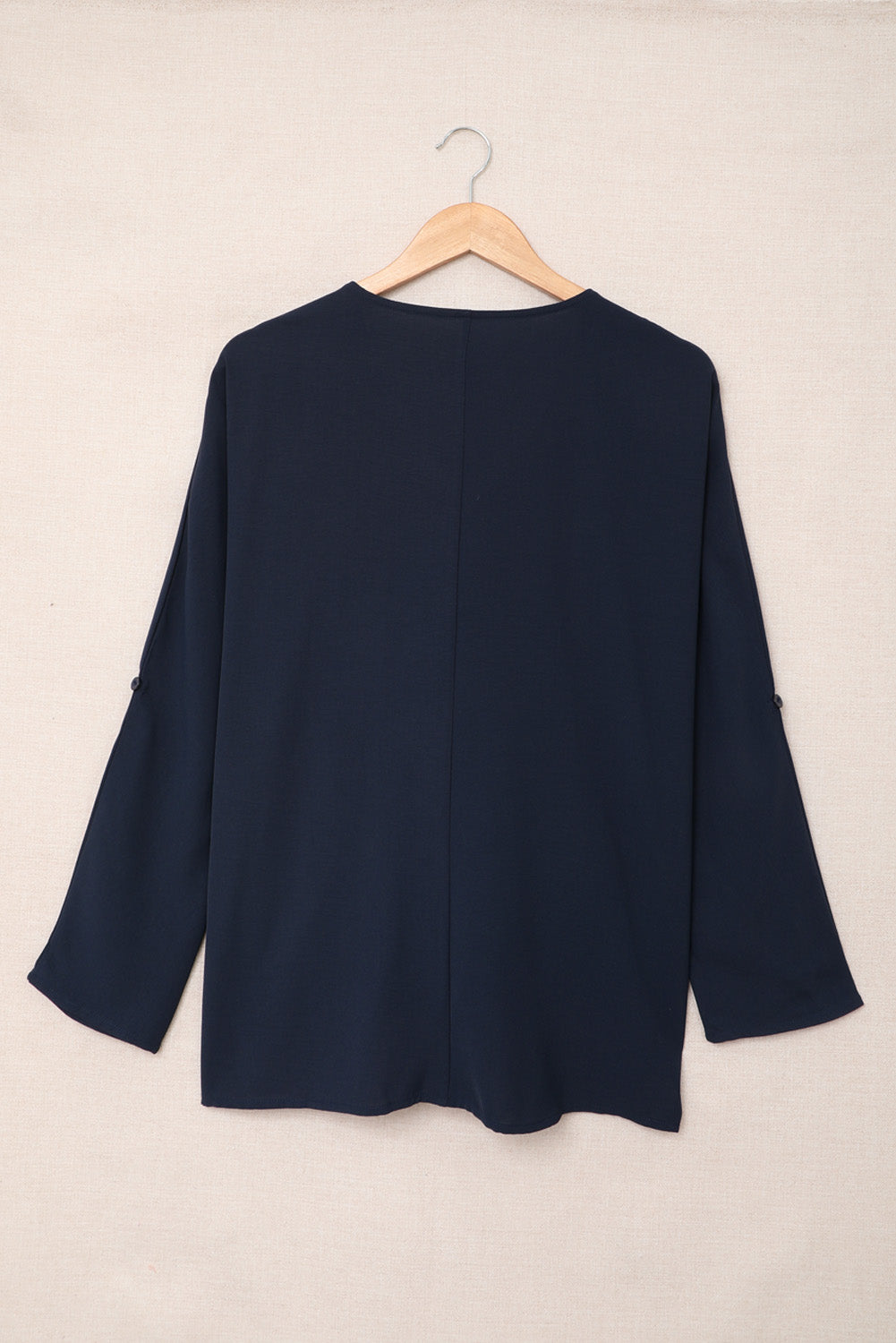 Chemise bleue à col en V et manches 3/4 à ourlet bas