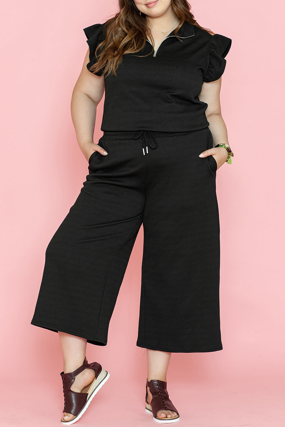 Ensemble pantalon large noir avec haut à manches volantées et quart de fermeture éclair