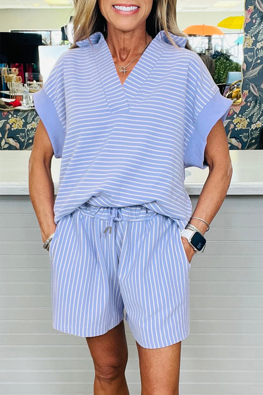 Ensemble polo à manches chauve-souris et short à cordon de serrage bleu ciel à rayures