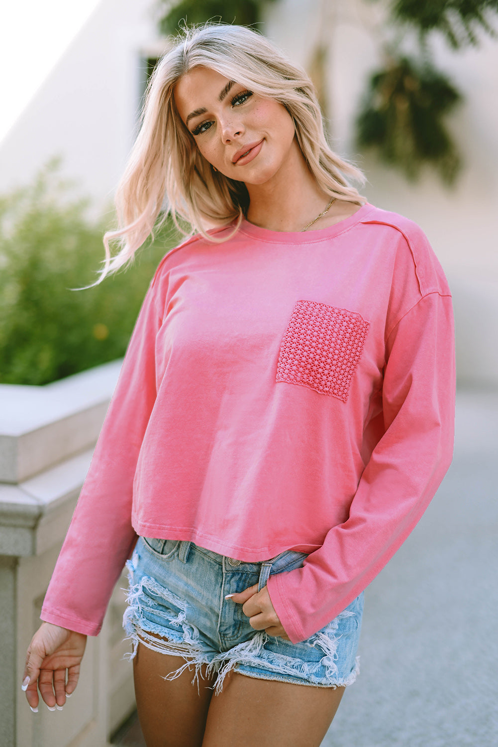 T-shirt rose à manches longues et poche plaquée en dentelle