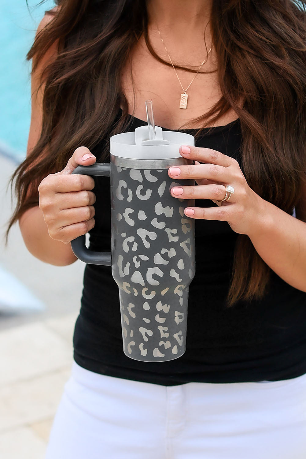 Portable cup in 40oz stainless steel with gray leopard print with handle