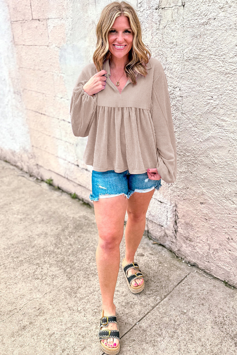 Chemisier babydoll à col en V et manches bulles en parchemin-A WOMAN WE LOVE