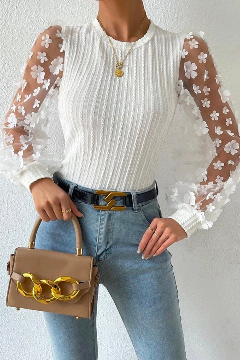 Chemisier en tricot texturé blanc à manches en maille avec appliques florales-A WOMAN WE LOVE