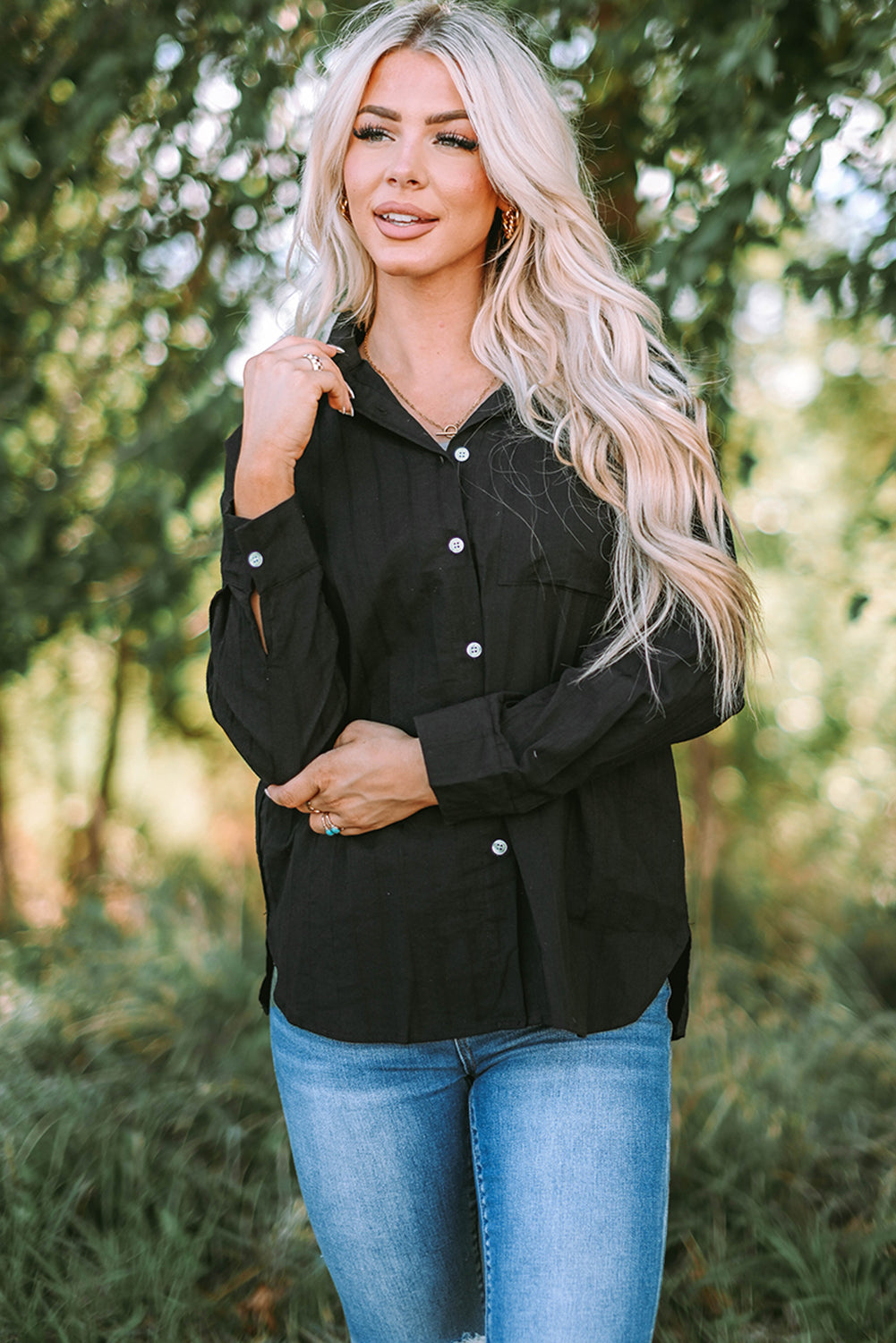 Chemise à manches longues texturée noire avec poche boutonnée-A WOMAN WE LOVE