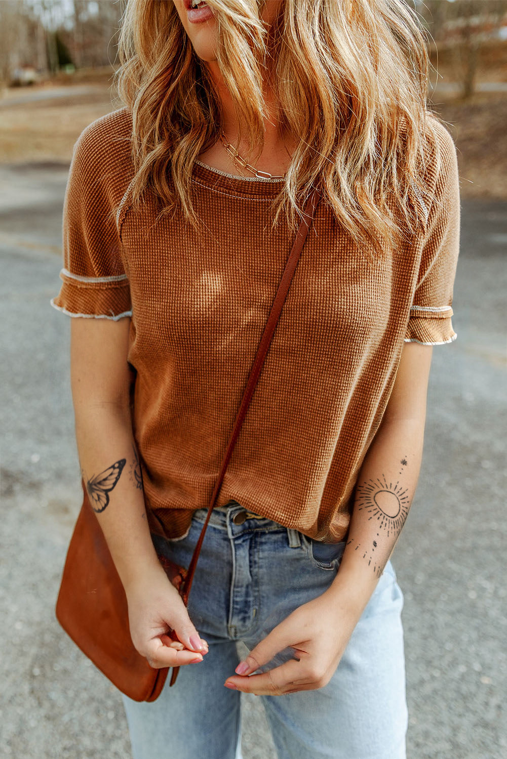 T-shirt en tricot gaufré à bords froncés et coutures contrastées marron