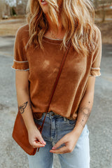 Camiseta de tejer con bordes fruncidos y costuras contrastantes marrones