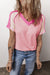 Camiseta rosa con cuello en V y costuras expuestas