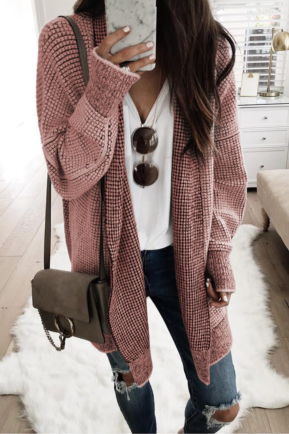 Cardigan long tricoté à carreaux rose ouvert sur le devant