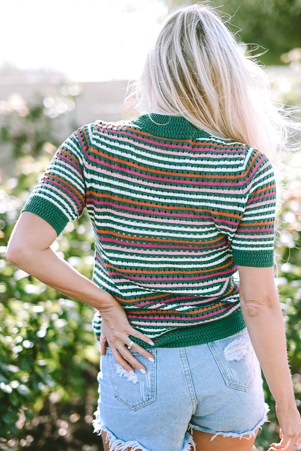 Camiseta tejida con patrón de rayas de color verde oscuro y borde contrastante