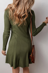 Mini-robe en tricot côtelé vert guacamole, col carré, boutonnée, manches longues