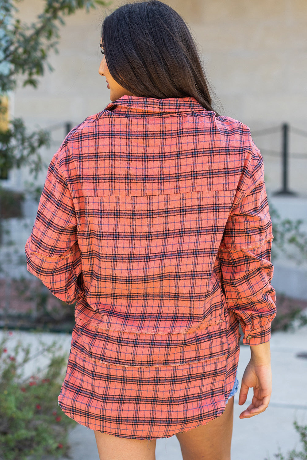 Chemise rouge à carreaux, manches longues, fente latérale, ourlet en détresse