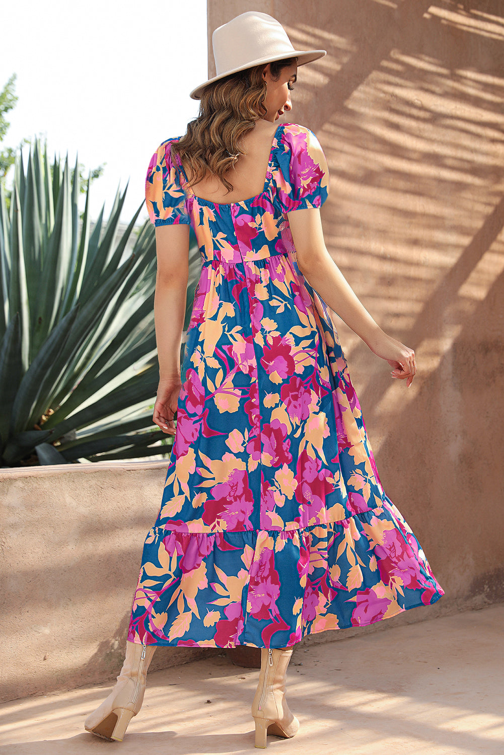 Vestido floral con volantes de cuello cuadrado azul oscuro